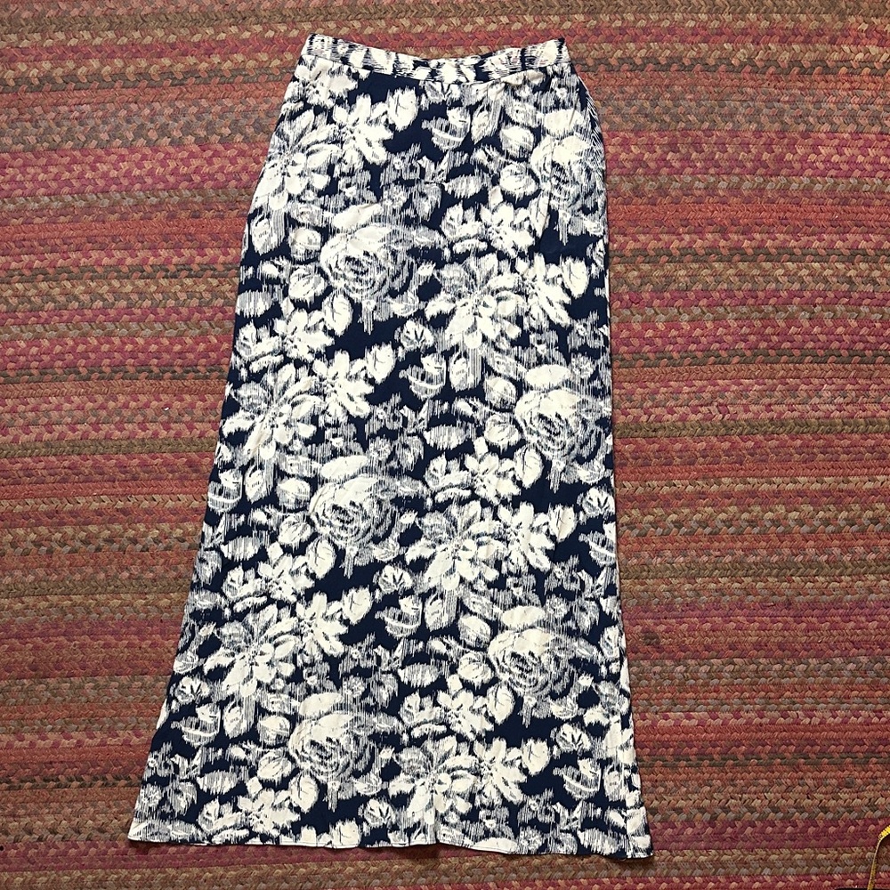 VTG JONES WEAR NAVY FLORAL MAXI SKIRT